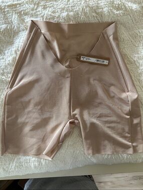 SKIMS Sheer Sculpt Low Back Short - Clay